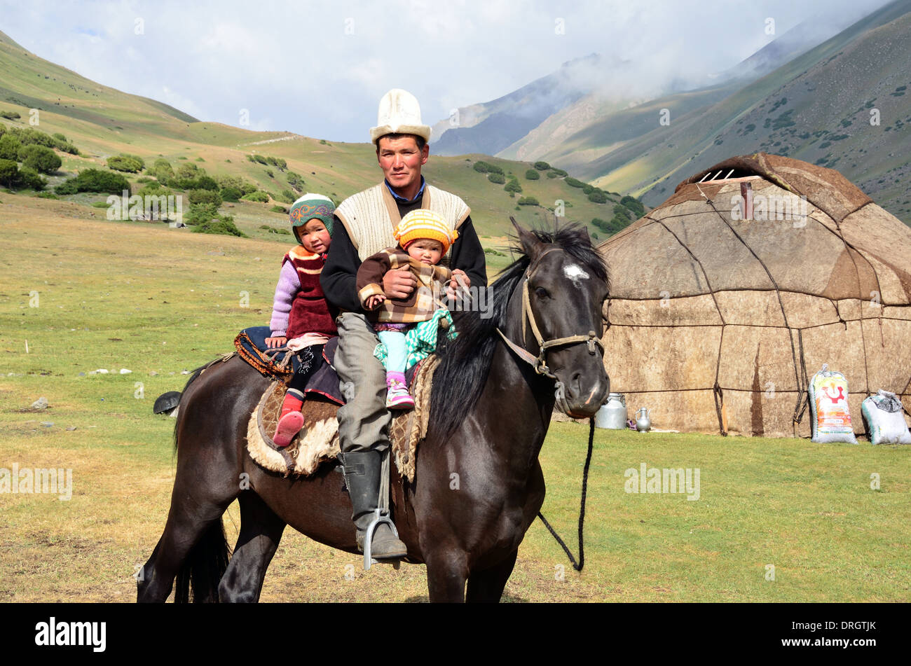 Padre de Kirguistán con sus hijos en las montañas del sur de Kirguistán Foto de stock