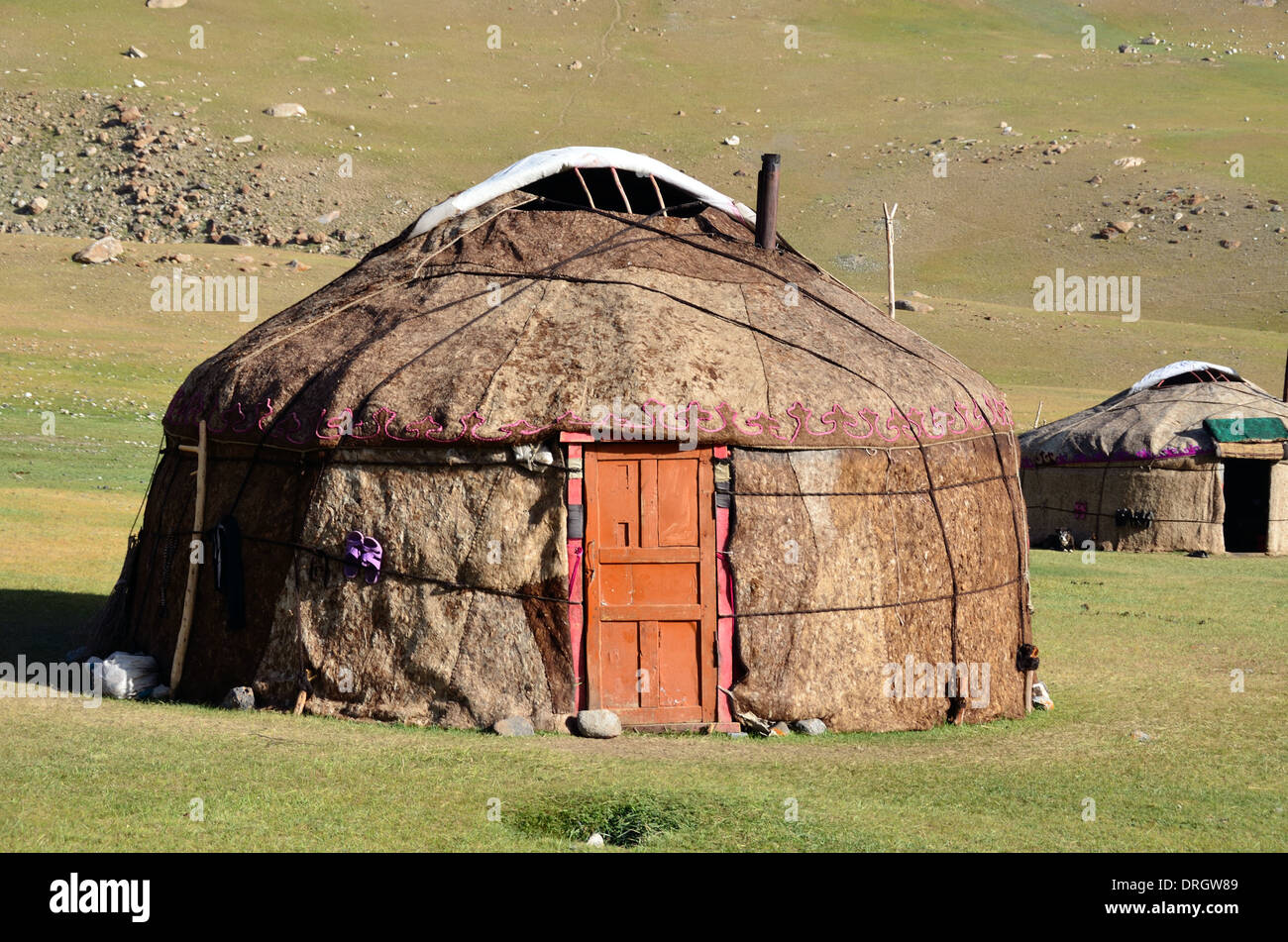 Yurta de Kirguistán en las montañas del sur de Kirguistán Foto de stock