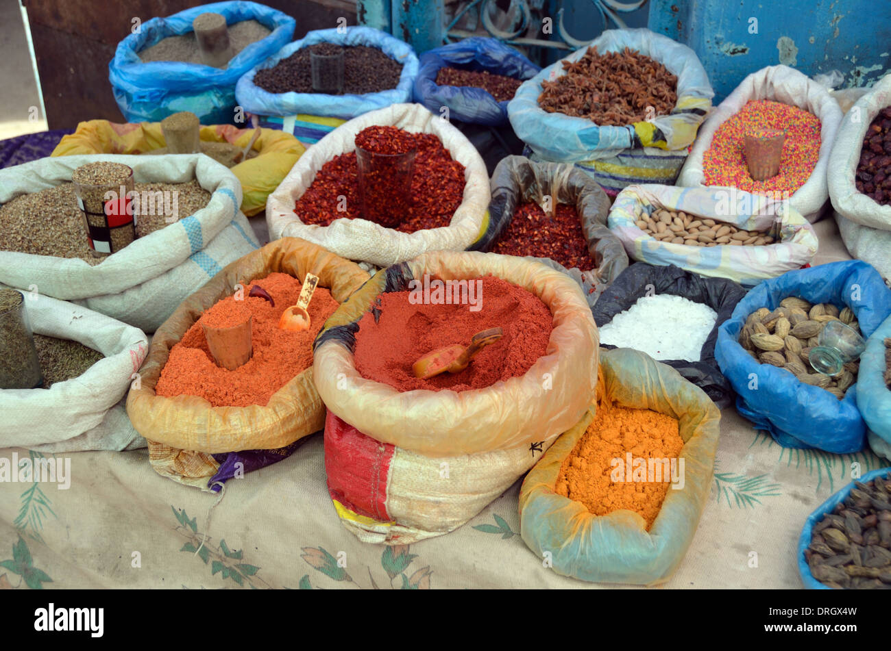 Especias para la venta en el bazar de Jayma en Osh, Kirguistán Foto de stock