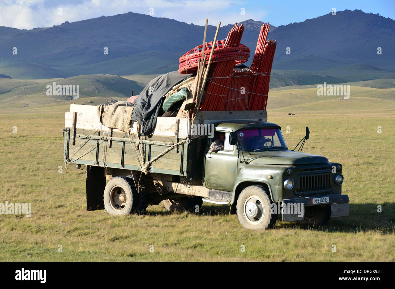 Transporte de Kirguistán Song-Kol yurts cerca del lago en el centro de Kirguistán Foto de stock