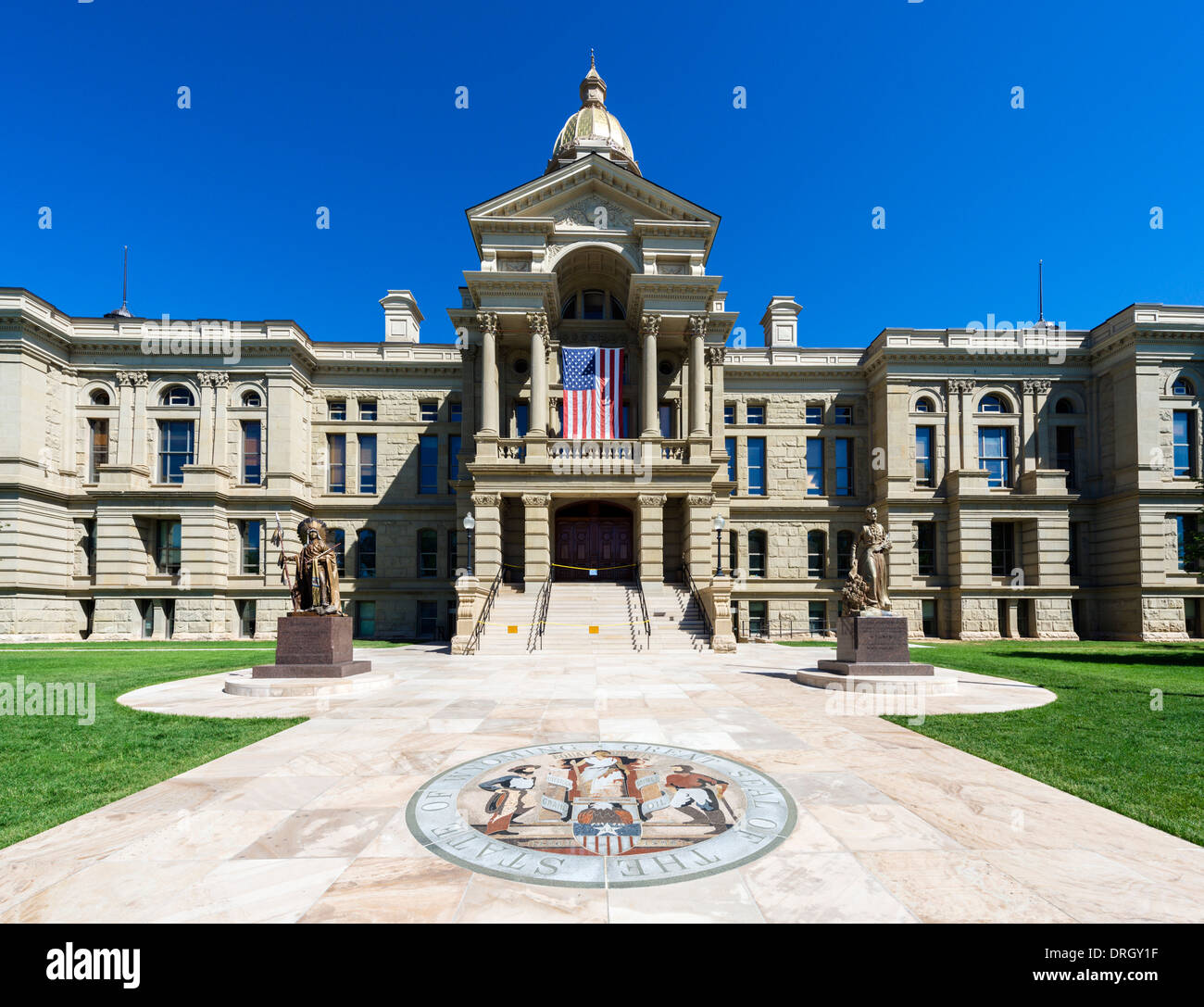 Capitolio del Estado de Wyoming con el gran sello del estado en el primer plano, Cheyenne, Wyoming, EE.UU. Foto de stock
