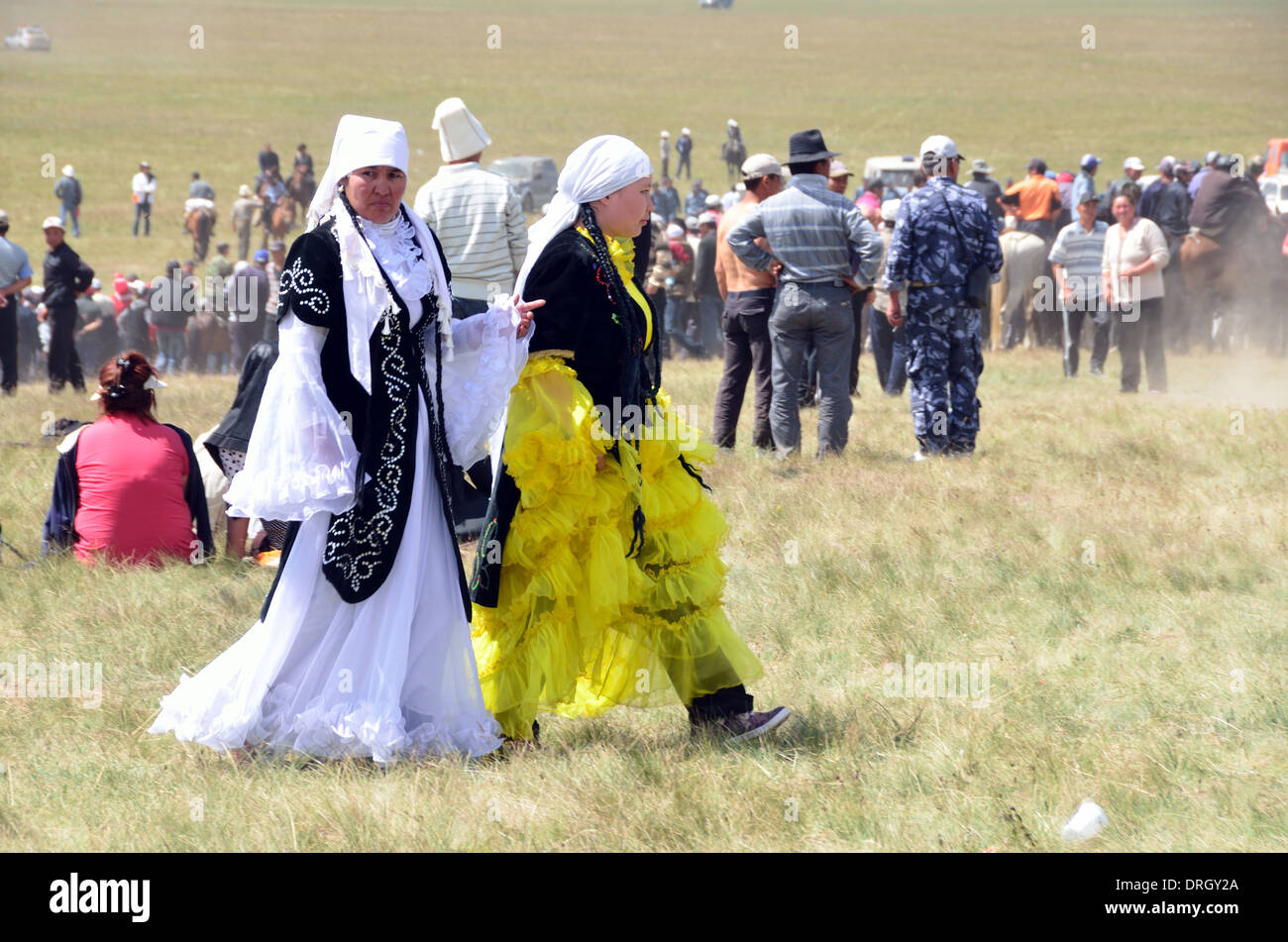 Las mujeres vestidas con ropa nacional de Kirguistán en Song-Kol Lago festival Foto de stock