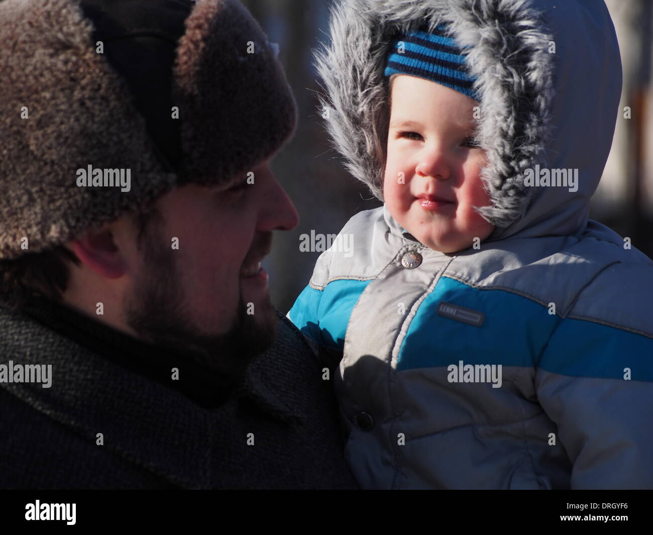 Lugansk, Ucrania. El 26 de enero de 2014. pasrticipant de ralli con el niño. A pesar de las leyes aprobadas por la Verjovna Rada de Ucrania, en violación del procedimiento el 16 de enero de 2014, los activistas vienen a protestar. Con cada día que pasa se hace más manifestantes. Las personas no tienen miedo de las draconianas leyes que prevén penas de prisión por tomar parte en la protesta. Ellos creen en una rápida victoria y exigió la renuncia del gobernador y del Alcalde. Crédito: Igor Golovnov/Alamy Live News Foto de stock