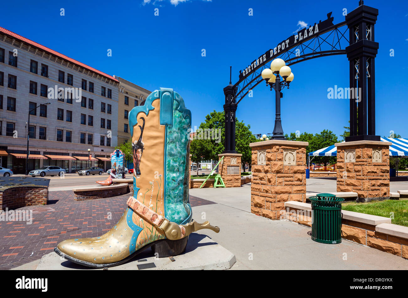 Bota de vaquero gigante en Cheyenne Depot en la histórica Plaza, el centro de Cheyenne, Wyoming, EE.UU. Foto de stock