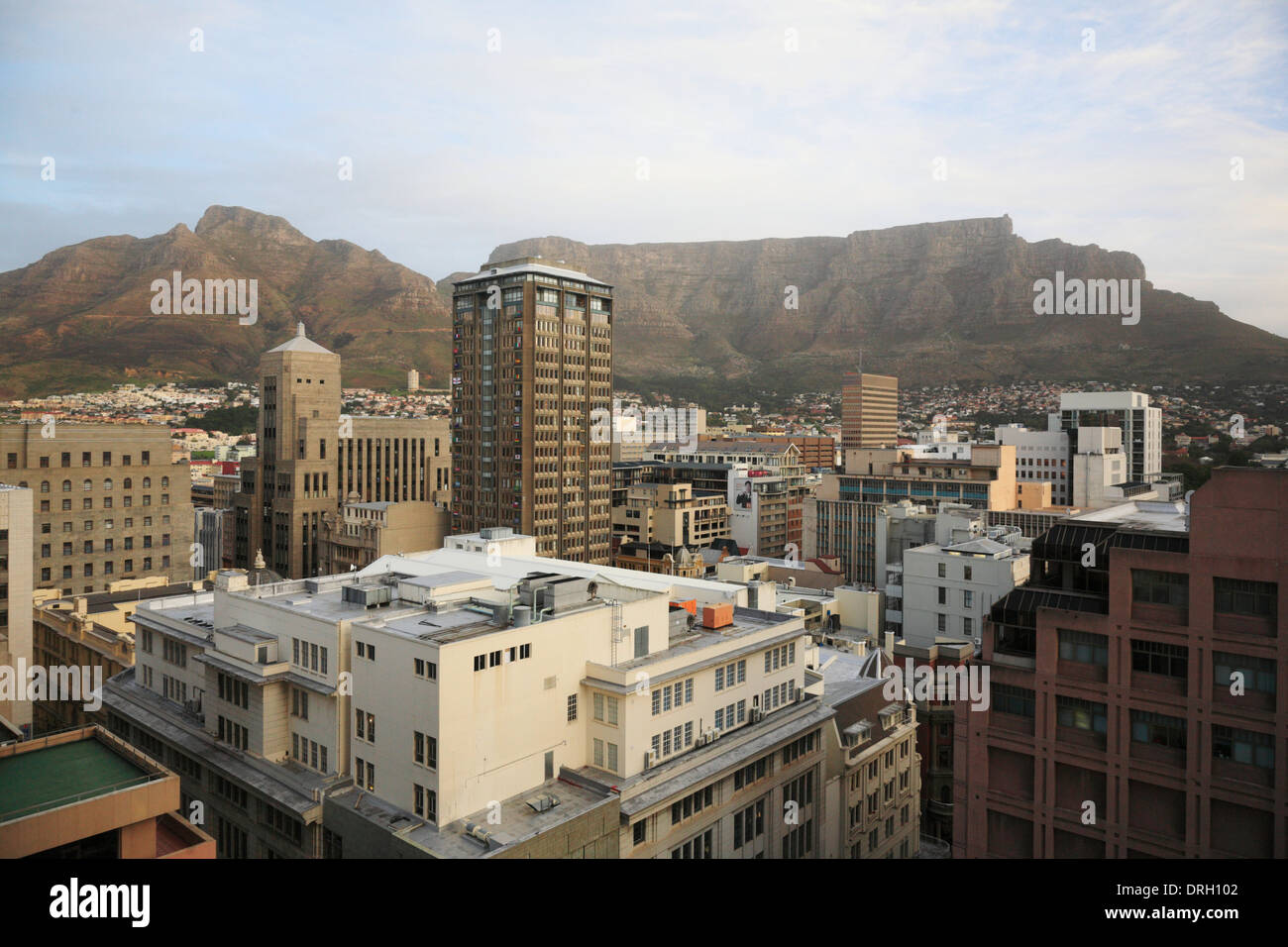 Cape Ciudad del distrito central de negocios de Table Mountain y Devil's Peak en el fondo Foto de stock