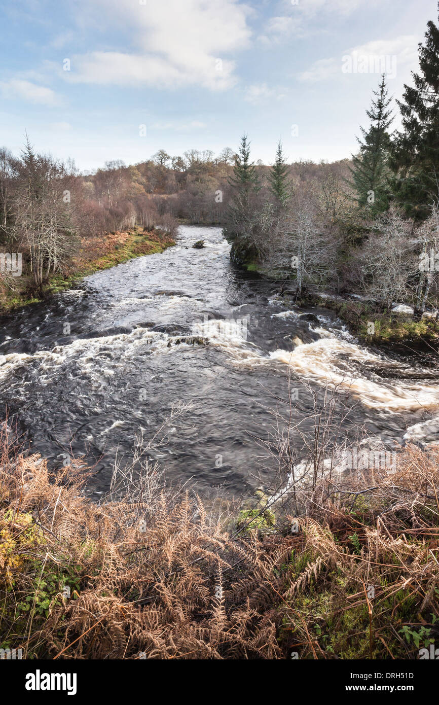Río Shin en Achany en las Highlands escocesas. Foto de stock
