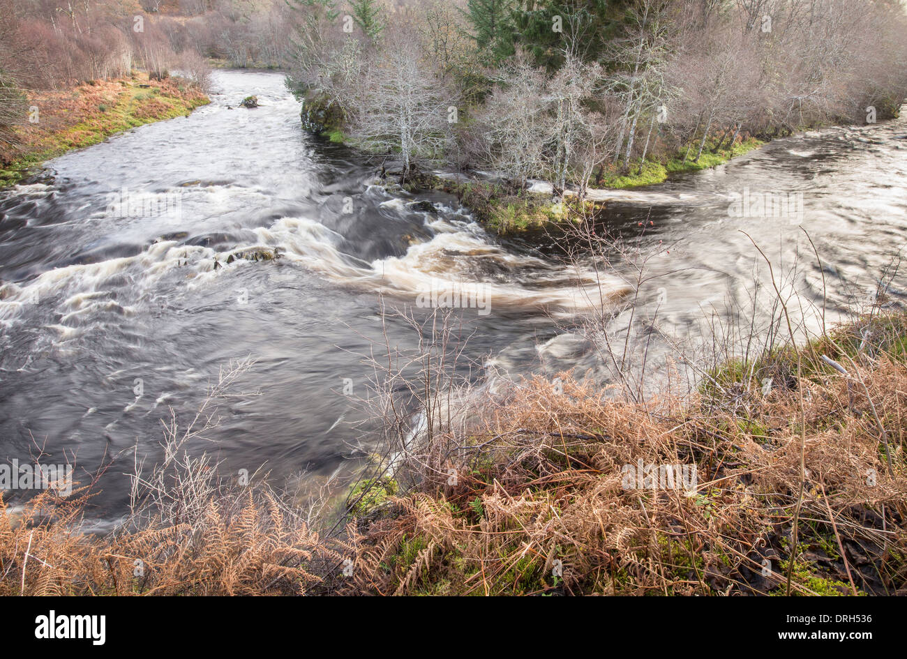 Río Shin en Achany en las Highlands escocesas. Foto de stock