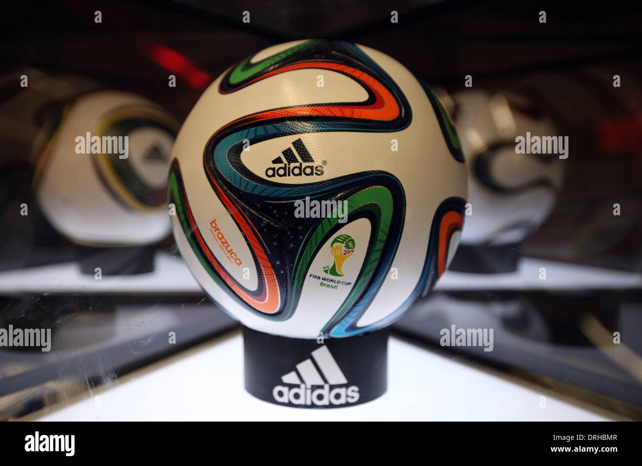 Quito, Ecuador. El 26 de enero de 2014. El balón oficial de la Copa Mundial  de Brasil 2014, llamada Brazuca se muestra en Quito, capital de Ecuador, el  pasado 26 de enero