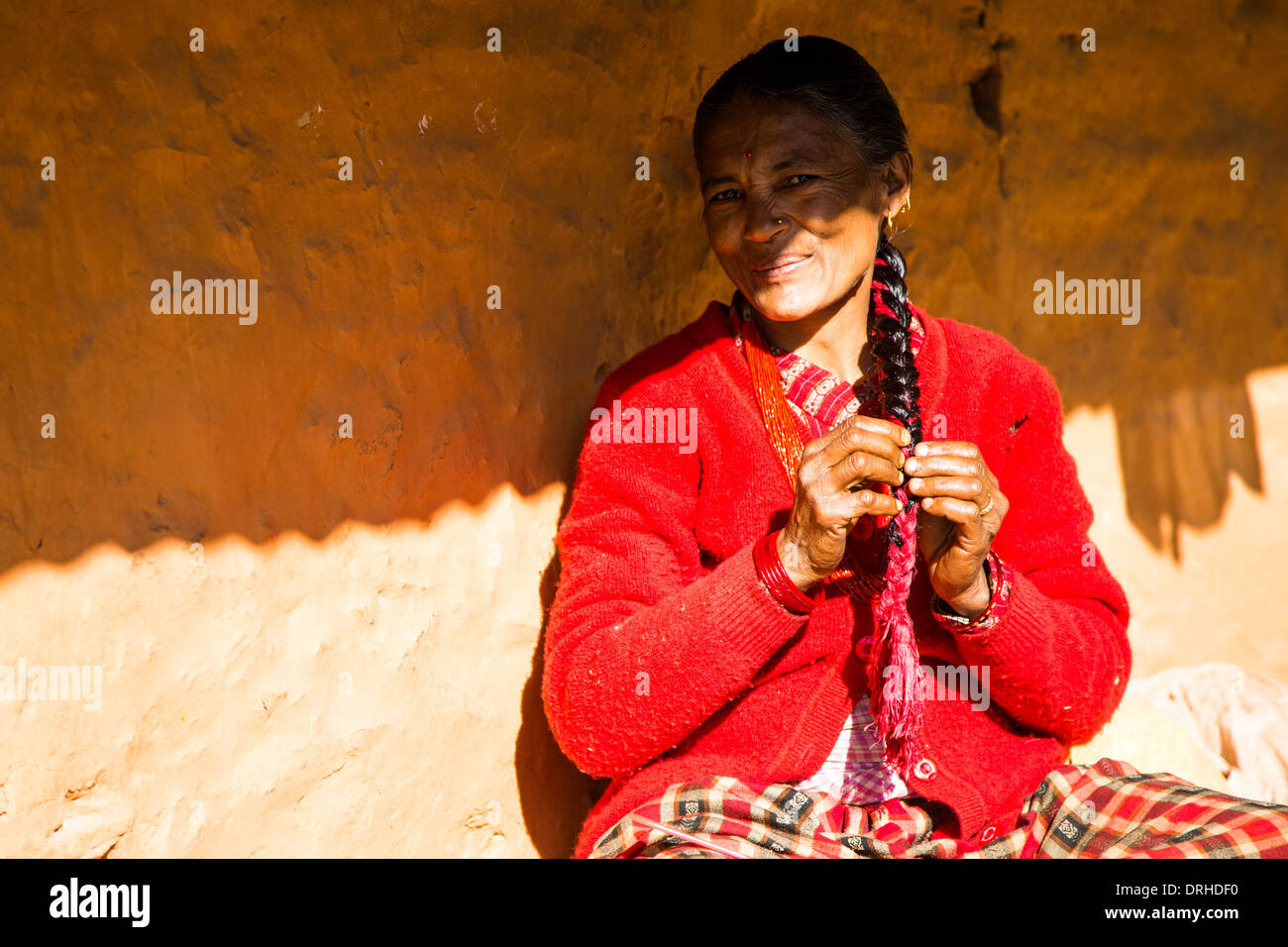 Mujer nepalesa en las colinas de Katmandú, Nepal Foto de stock