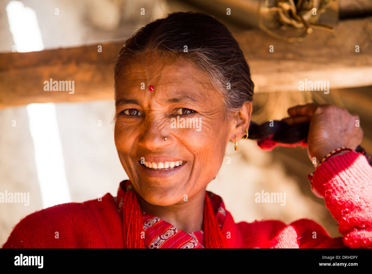 Mujer nepalesa en las colinas de Katmandú, Nepal Foto de stock