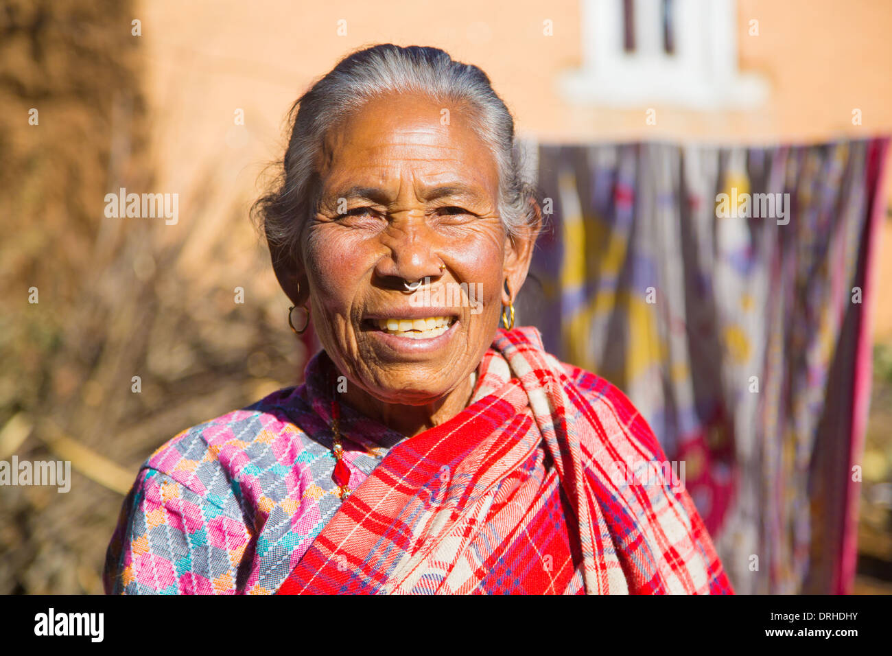 Ancianos mujer nepalesa en las colinas de Katmandú, Nepal Foto de stock