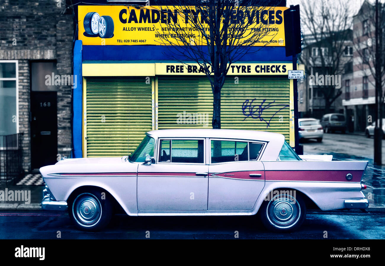 AMC Rambler automóvil estacionado en la ciudad de Camden, Londres, Gran Bretaña. Foto de stock
