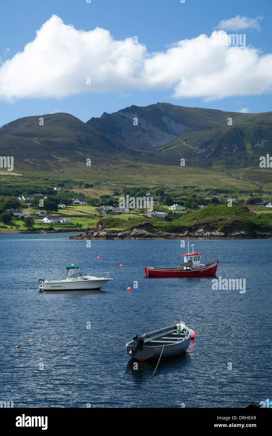 Los barcos de pesca en la Bahía de Teelin, debajo de Slieve League, Condado de Donegal, Irlanda. Foto de stock