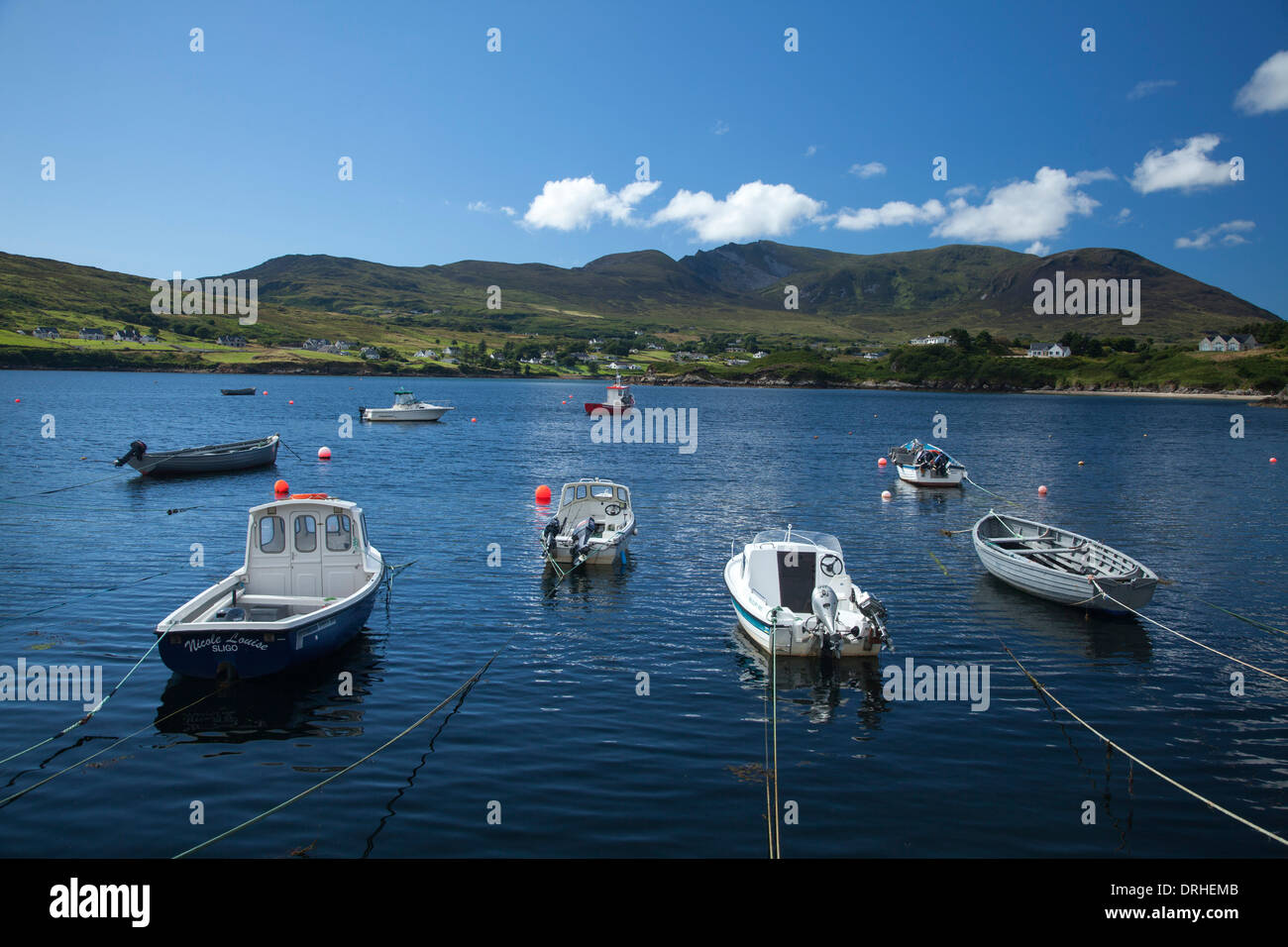 Barcos amarrados en el muelle, Teelin Doonan, debajo de Slieve League. El condado de Donegal, Irlanda. Foto de stock