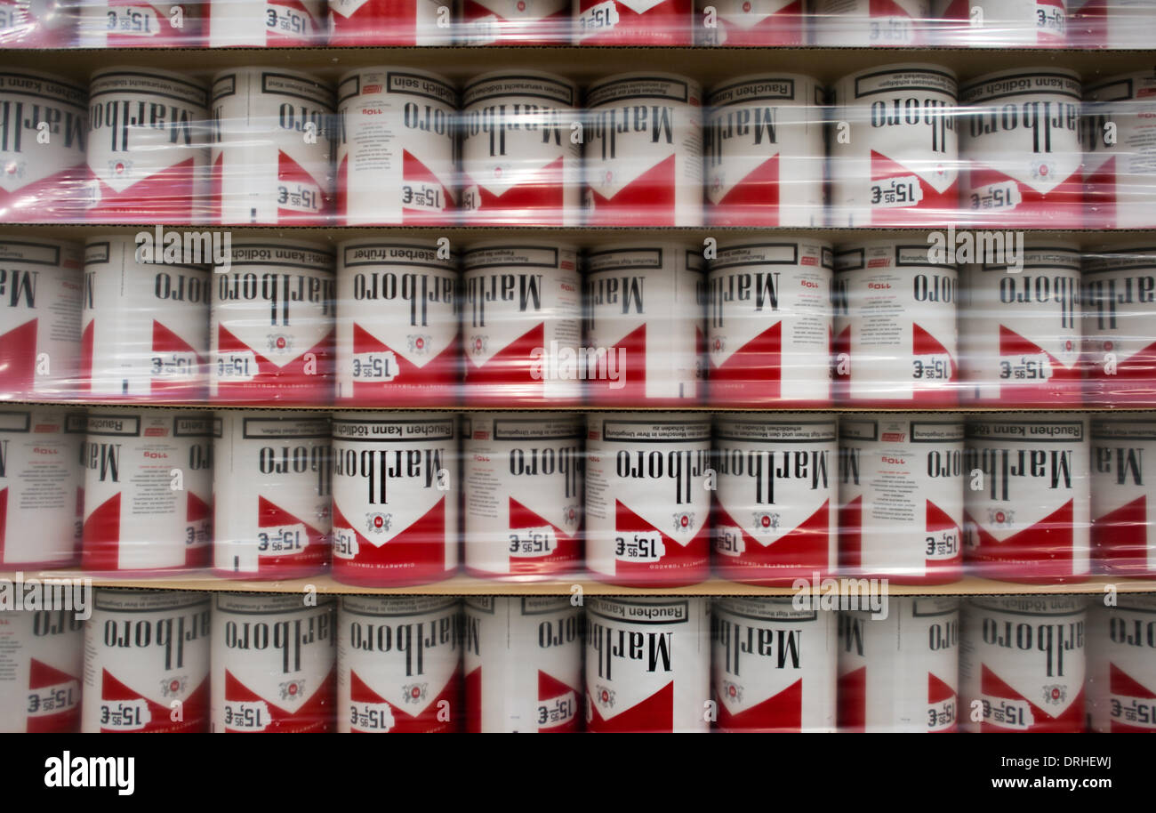 Dresden, Alemania. El 22 de enero de 2014. Marlboro vacías sobre paletts cajas están en un almacén de la F6, fábrica de cigarrillos en Dresden, Alemania, el 22 de enero de 2014. Foto: Arno Burgi/dpa/Alamy Live News Foto de stock