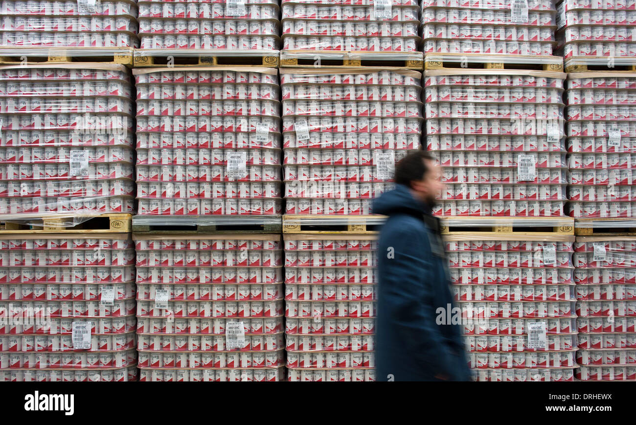 Dresden, Alemania. El 22 de enero de 2014. Un empleado camina pasado Marlboro cajas vacías sobre paletts permanente en un almacén de la F6, fábrica de cigarrillos en Dresden, Alemania, el 22 de enero de 2014. Foto: Arno Burgi/dpa/Alamy Live News Foto de stock