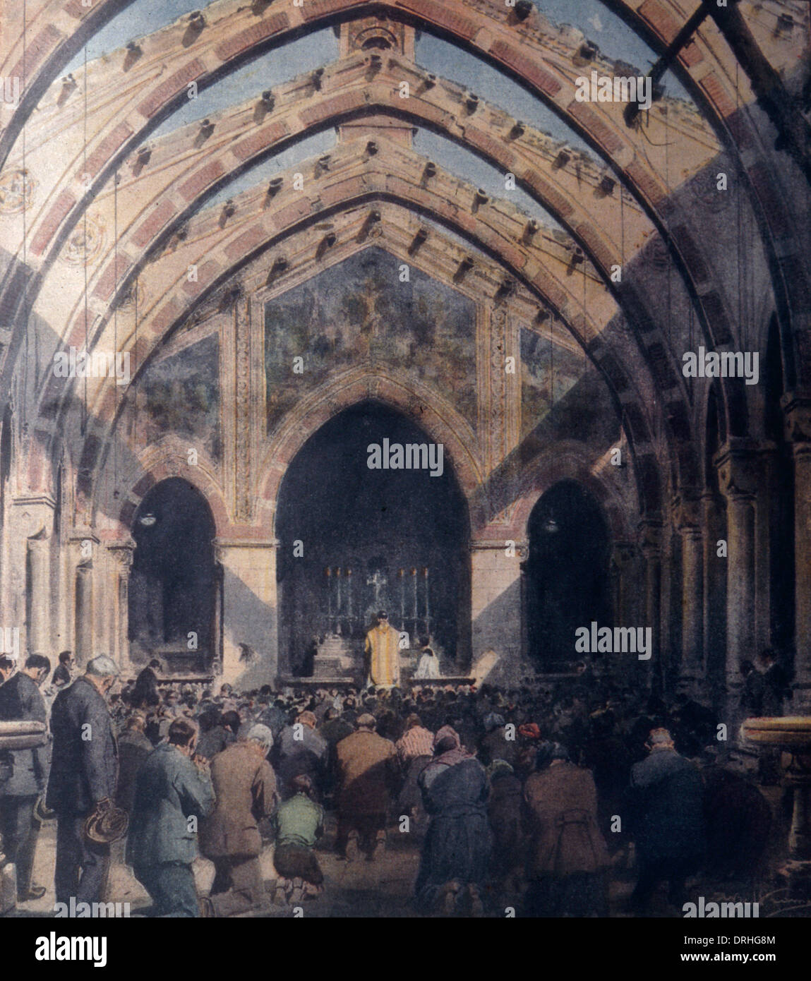 La misa en la iglesia en ruinas, en Milán, Italia, WW1 Foto de stock