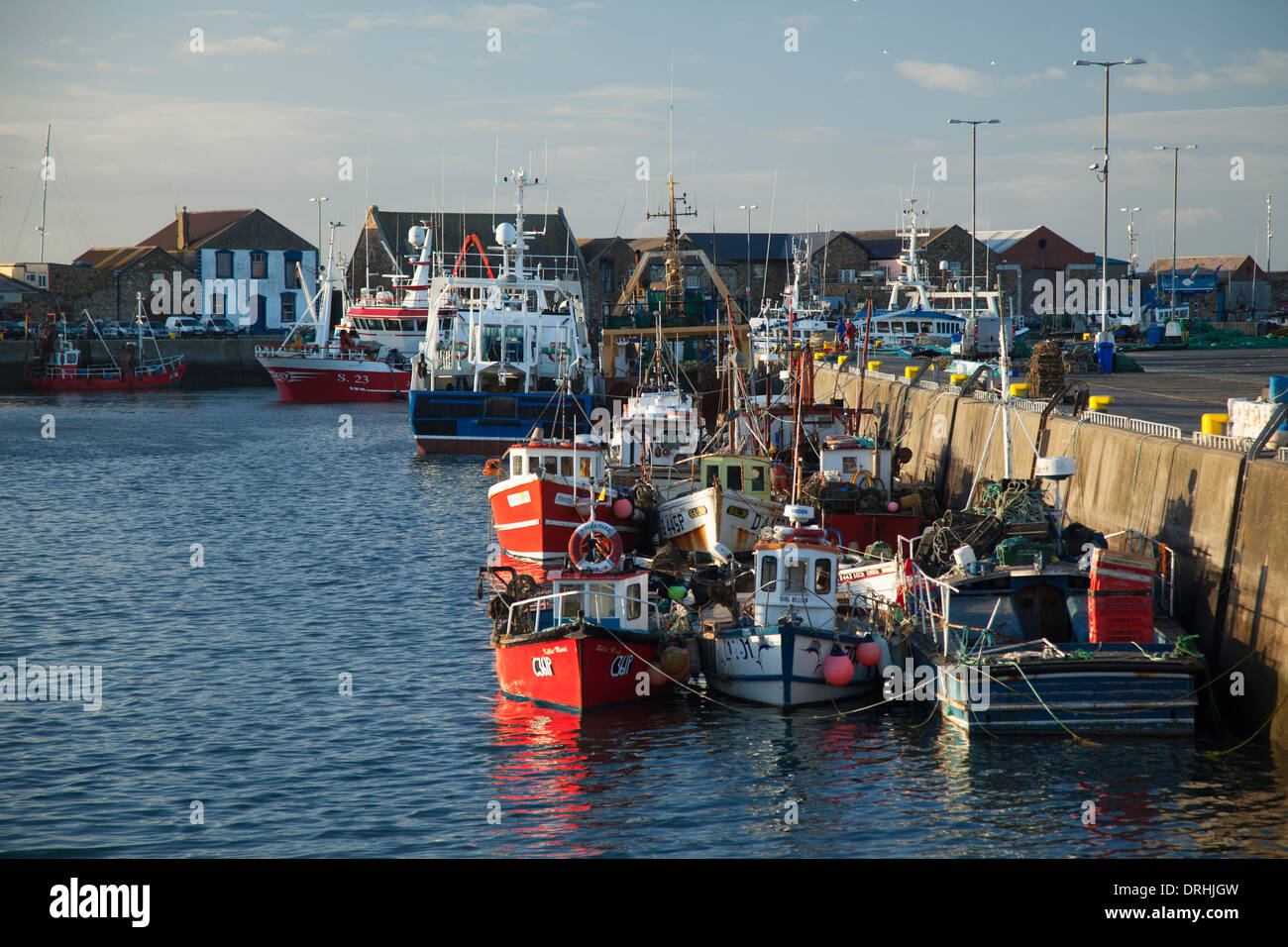 Los arrastreros de pesca amarrados en el puerto de Howth, Condado de Dublín, Irlanda. Foto de stock