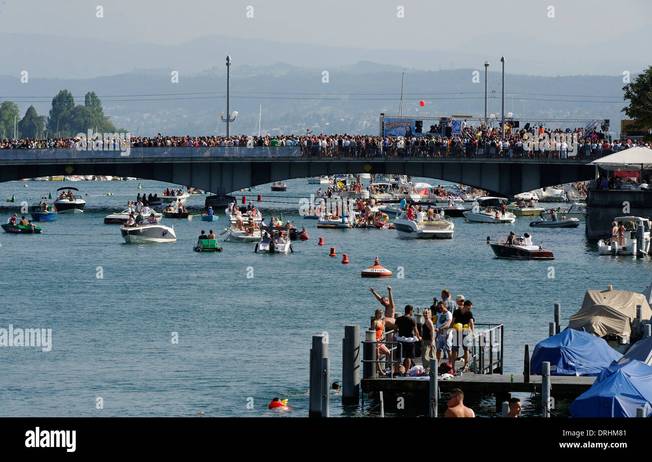 Barcos al muelle Limmat, Zurich, Suiza, en verano Foto de stock
