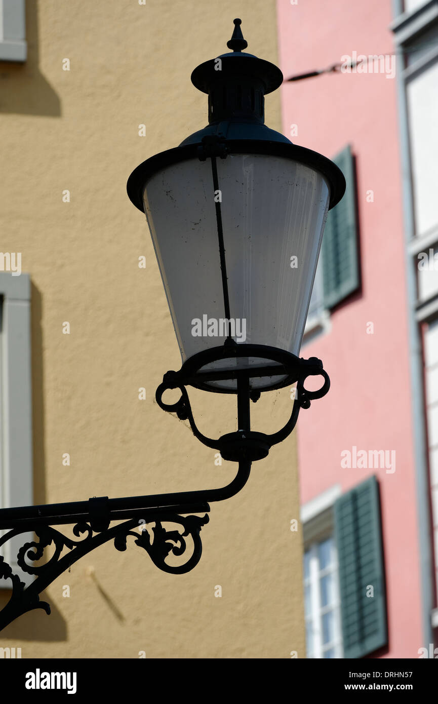 Lámpara de luz de la calle tradicional en Zurich sobre la barra de metal  ornamentado, Suiza Fotografía de stock - Alamy