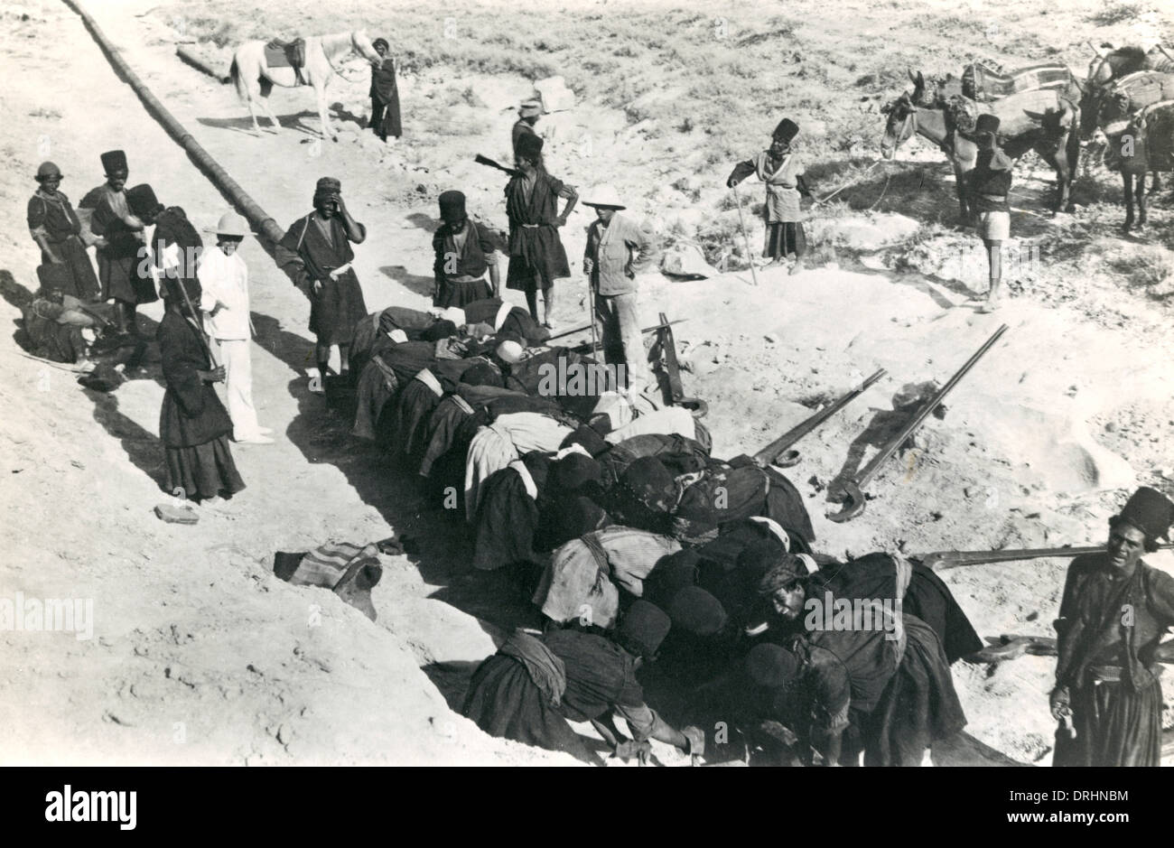 Obreros de tendido de un oleoducto en Persia Foto de stock