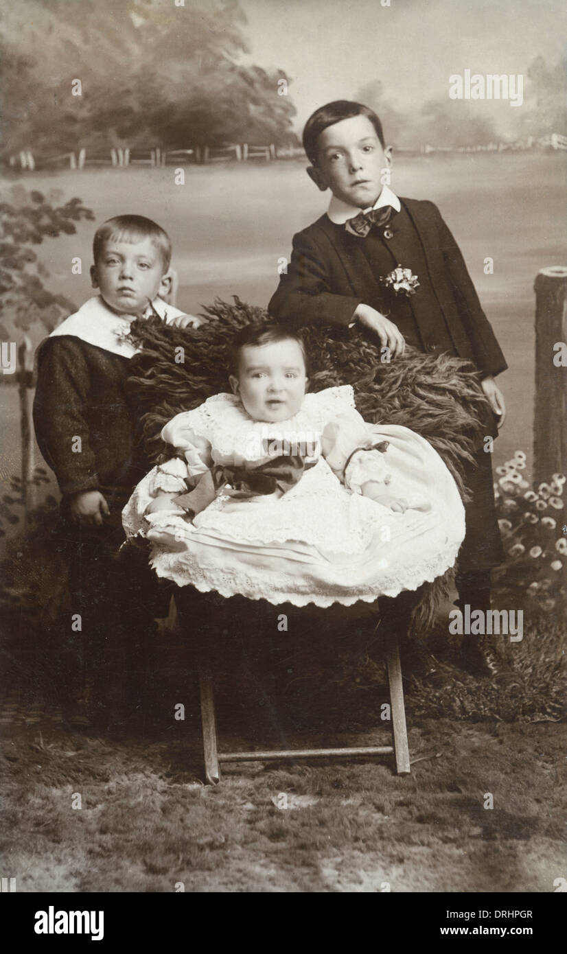 Tres niños eduardiana Foto de stock