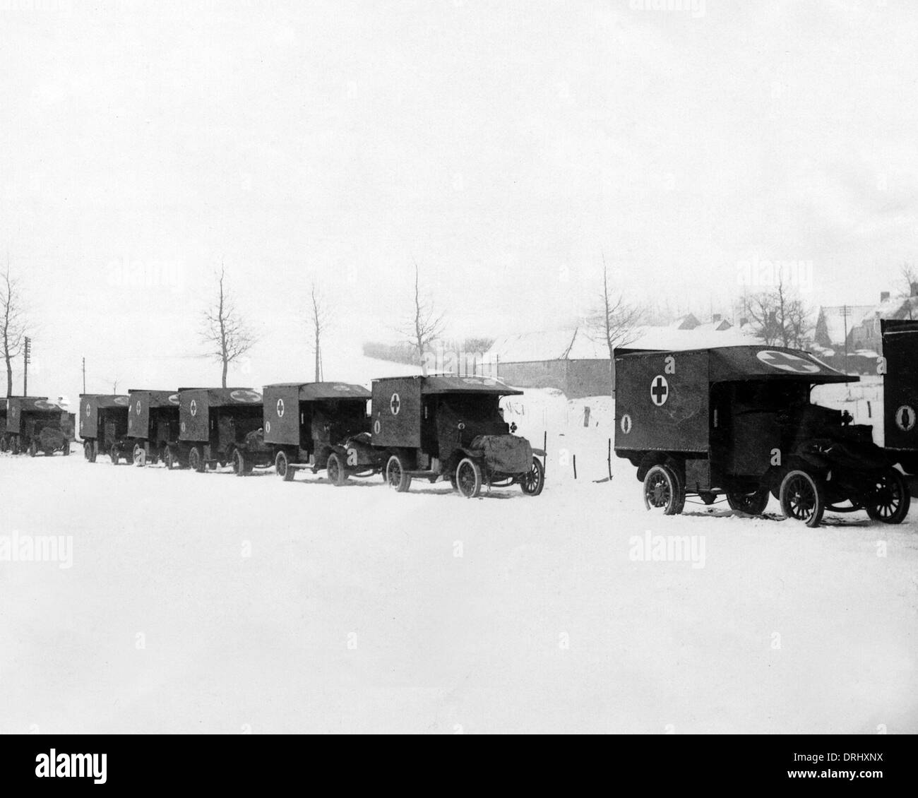 Ambulancias de la Cruz Roja en la nieve, el frente occidental, WW1 Foto de stock