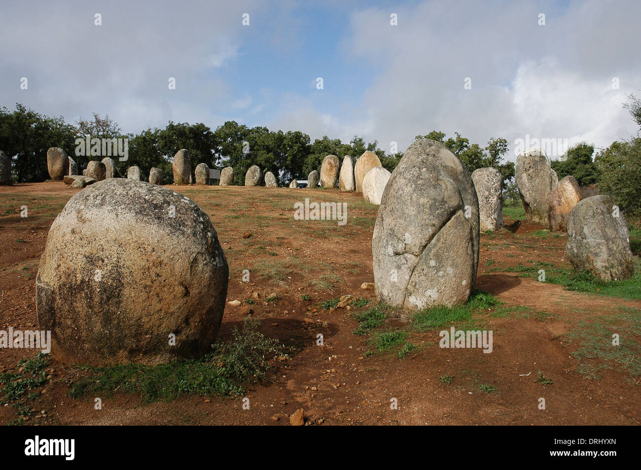 Portugal. Cerca de la ciudad de Evora. El cromlech de los Almendres. Conjunto megalítico: Cromlechs y menhires de piedras. Neolítico. Foto de stock