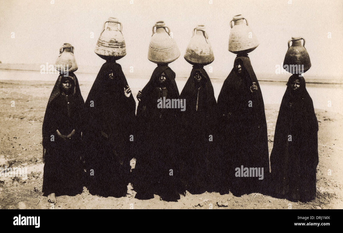 Las mujeres del África oriental con tinajas sobre sus cabezas Foto de stock
