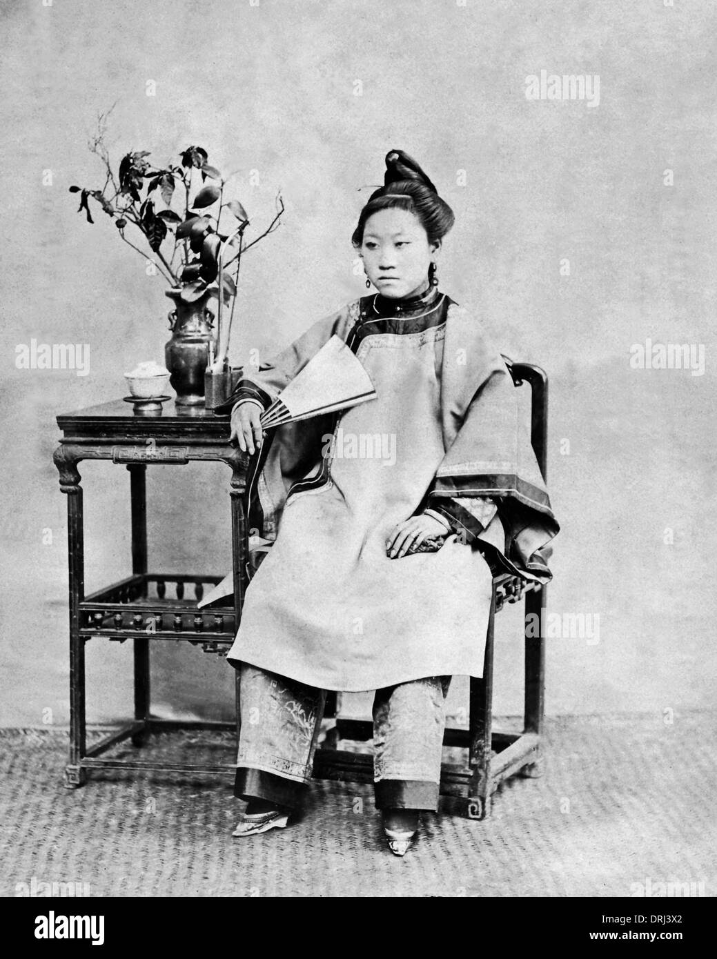 Mujer con los pies atados, China Foto de stock