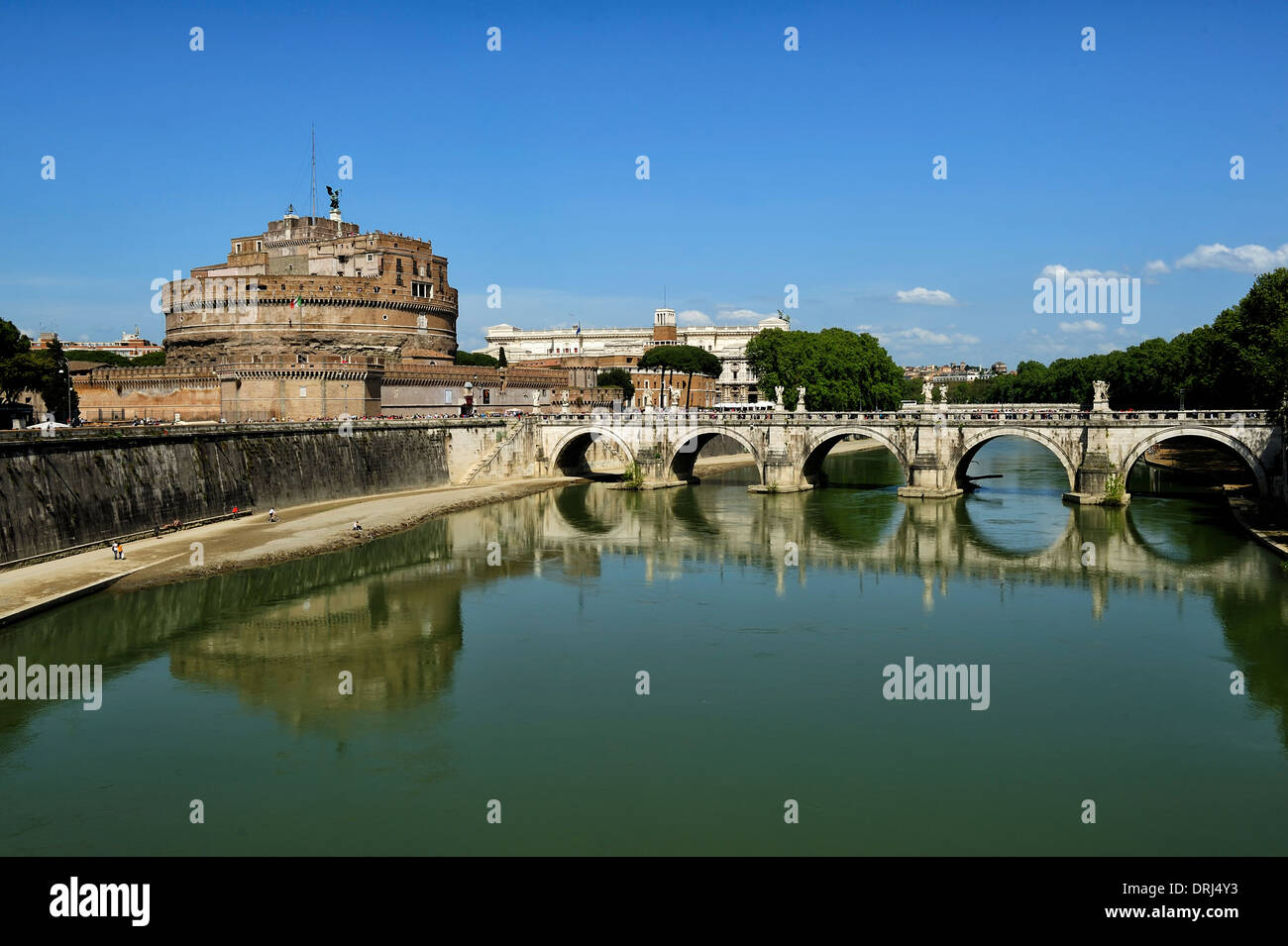 Puente de San Angelo y el Castillo de San Angelo, Roma, Italia Foto de stock