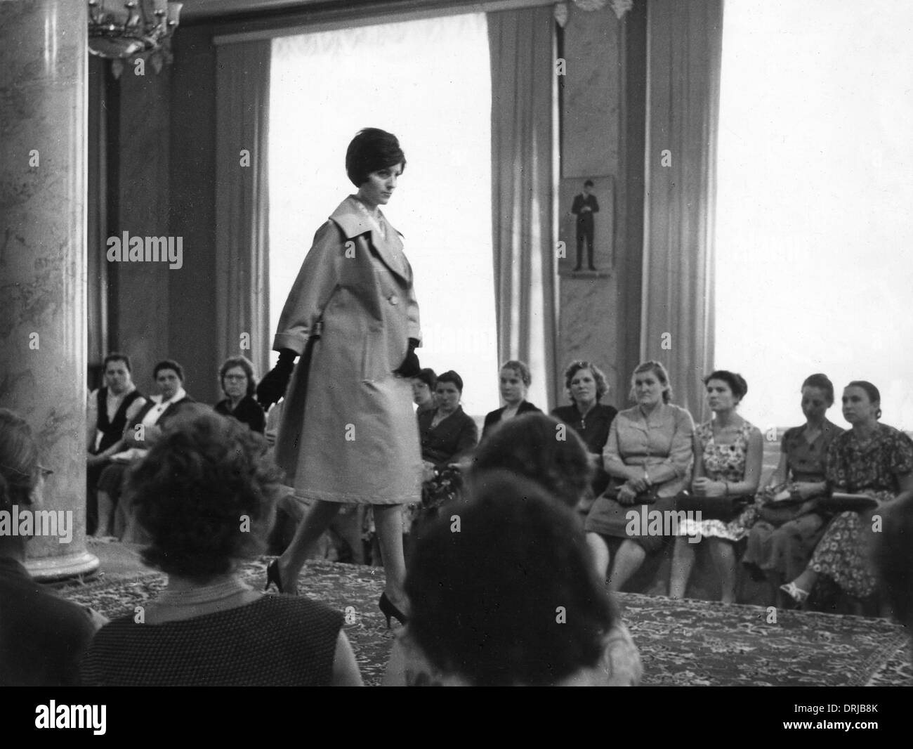 Desfile de moda en una tienda, Moscú, Rusia Foto de stock