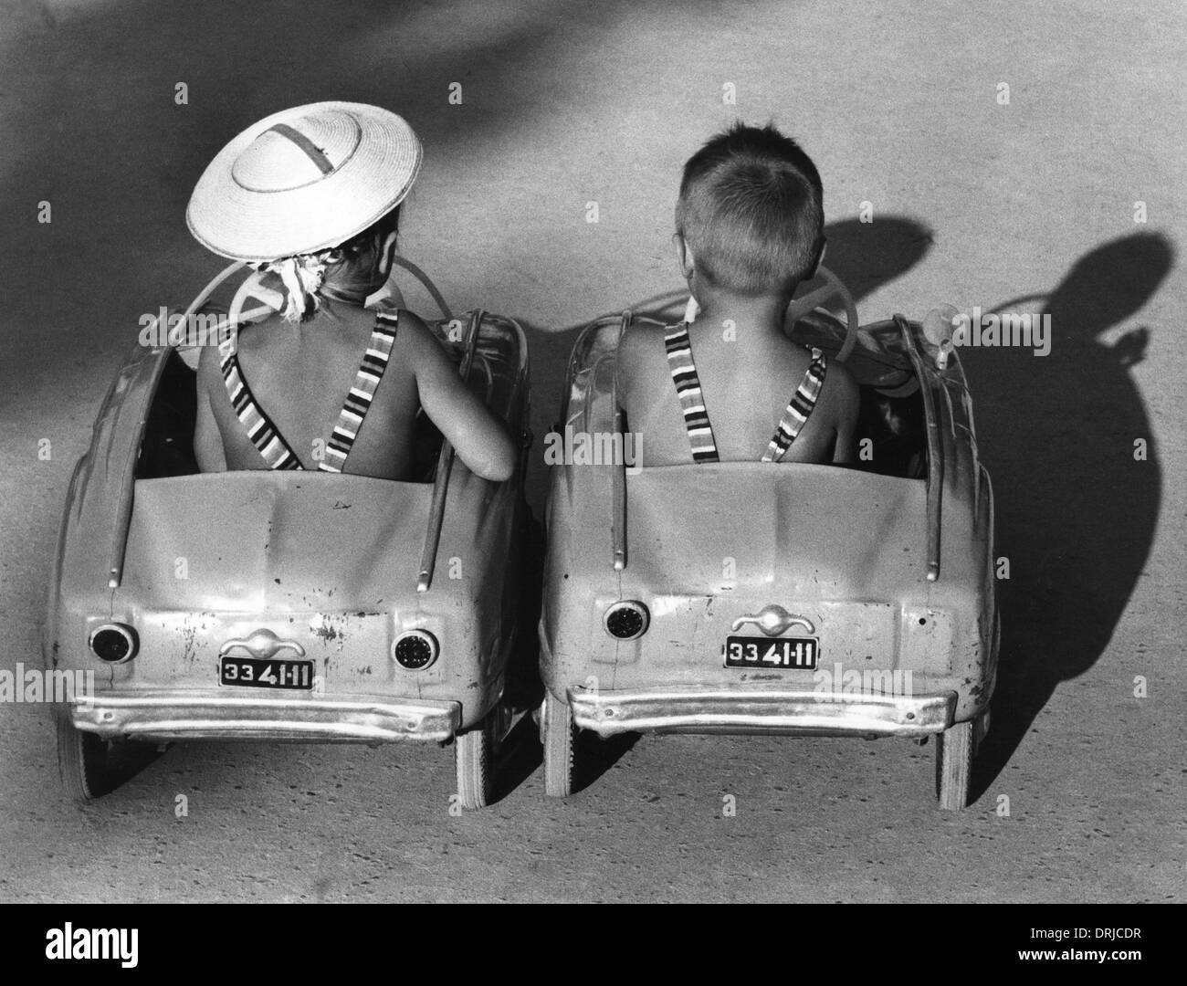 Los niños en los coches de juguete en Yalta, Ucrania Foto de stock