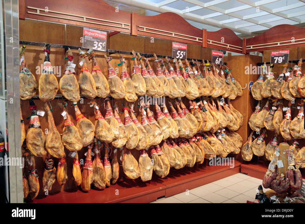 Supermercado visualización de jamones (jamones) en Huelva, Andalucía, España. Foto de stock