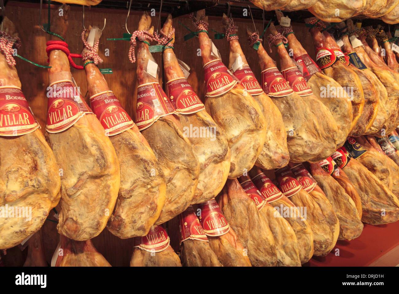 Supermercado visualización de jamones (jamones) en Huelva, Andalucía, España. Foto de stock