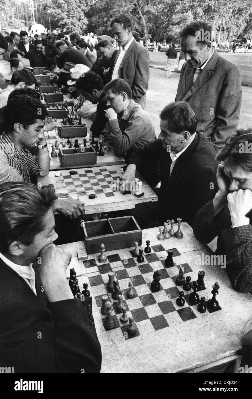 La gente jugando al ajedrez, el Parque Gorki, Moscú, Rusia Foto de stock