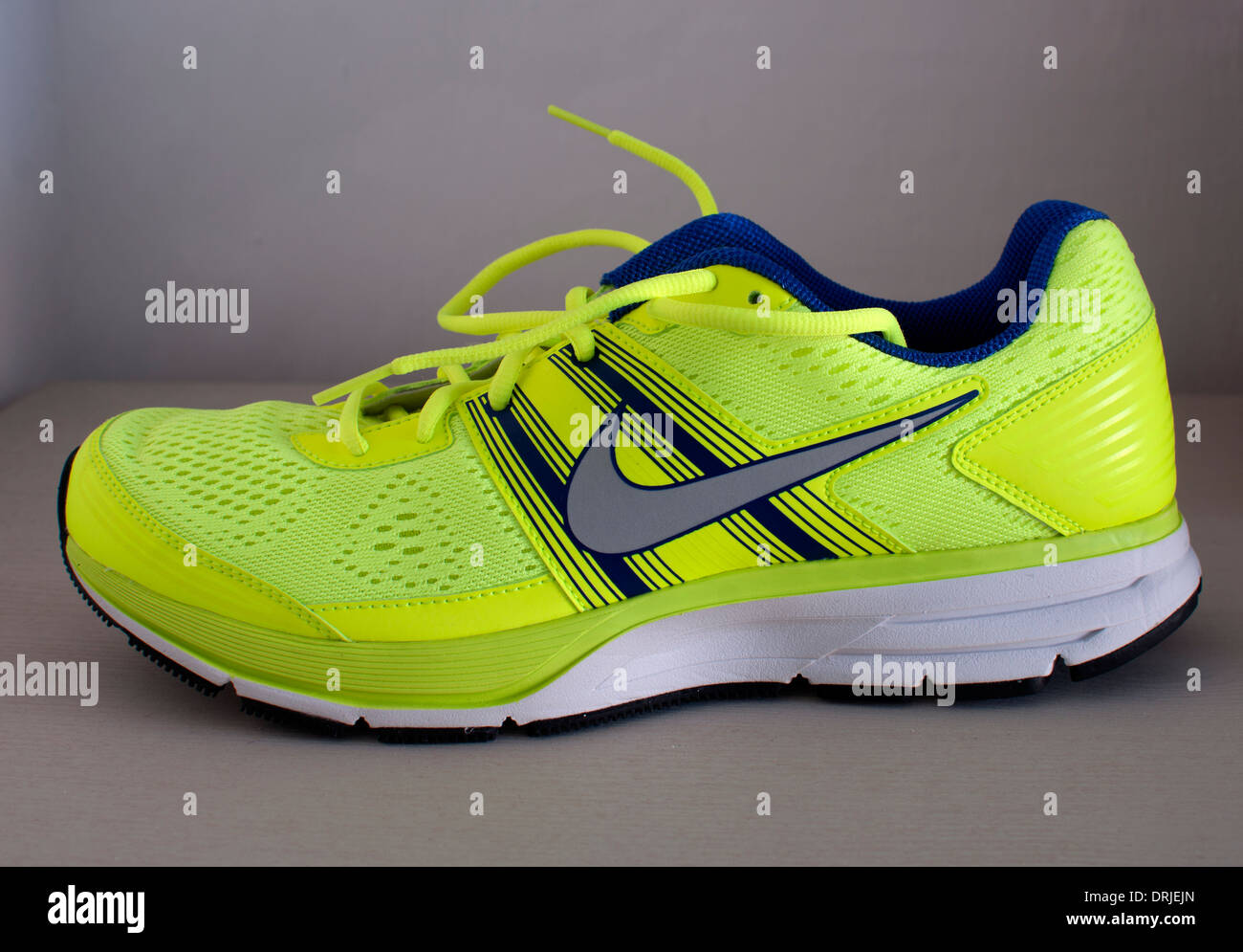 Anuncio Compatible con microondas Zapatilla Nike Air Pegasus Fotografía de stock - Alamy