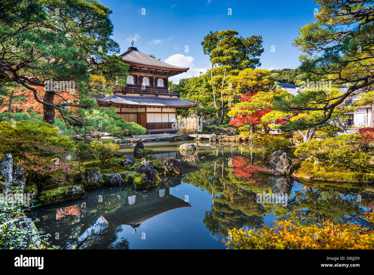 Ginkaku-ji Pabellón de Plata durante la temporada de otoño en Kyoto, Japón. Foto de stock