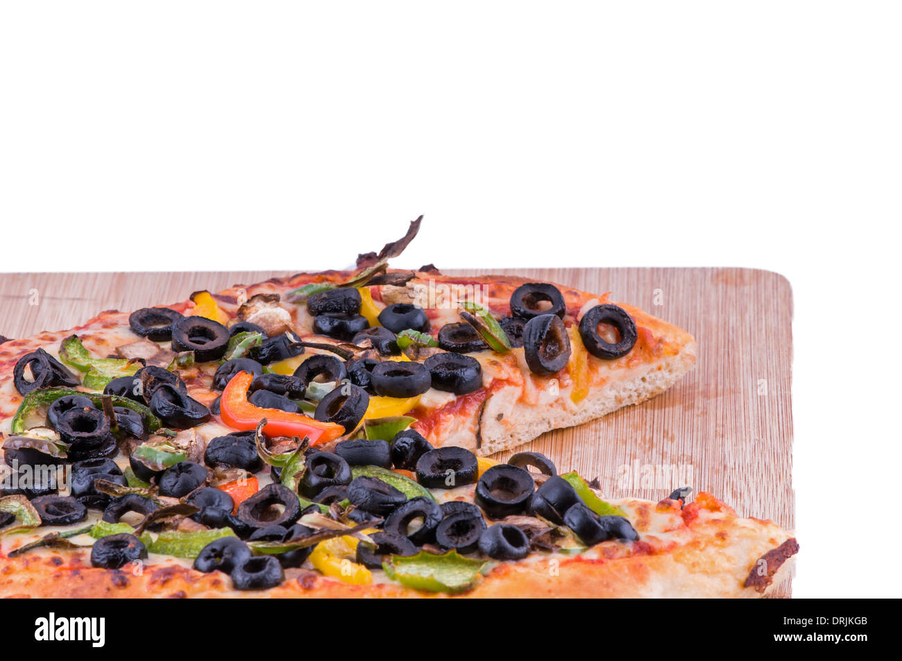 Pizza vegetariana en una tabla de cortar, topping son aceitunas tomates, pimientos y queso Foto de stock