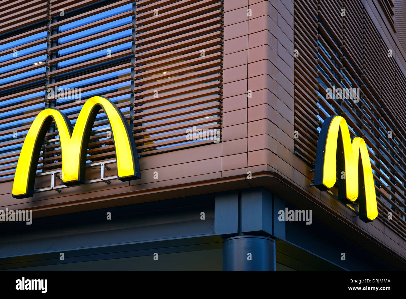 Logo Von Mcdonalds Abends Am Potsdamer Platz Fotos e Imágenes de stock