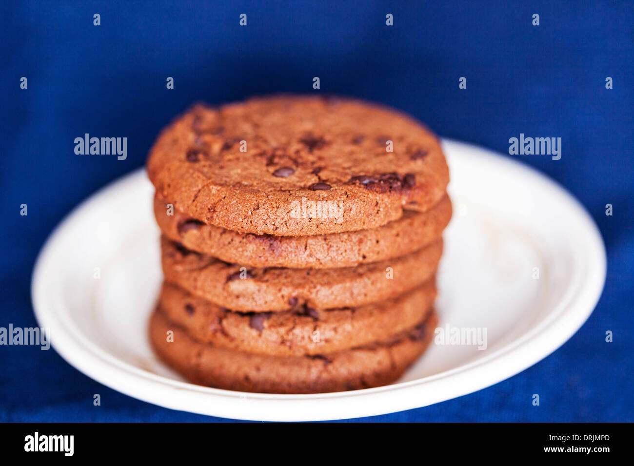 Montón de galletas de chocolate en una placa Foto de stock