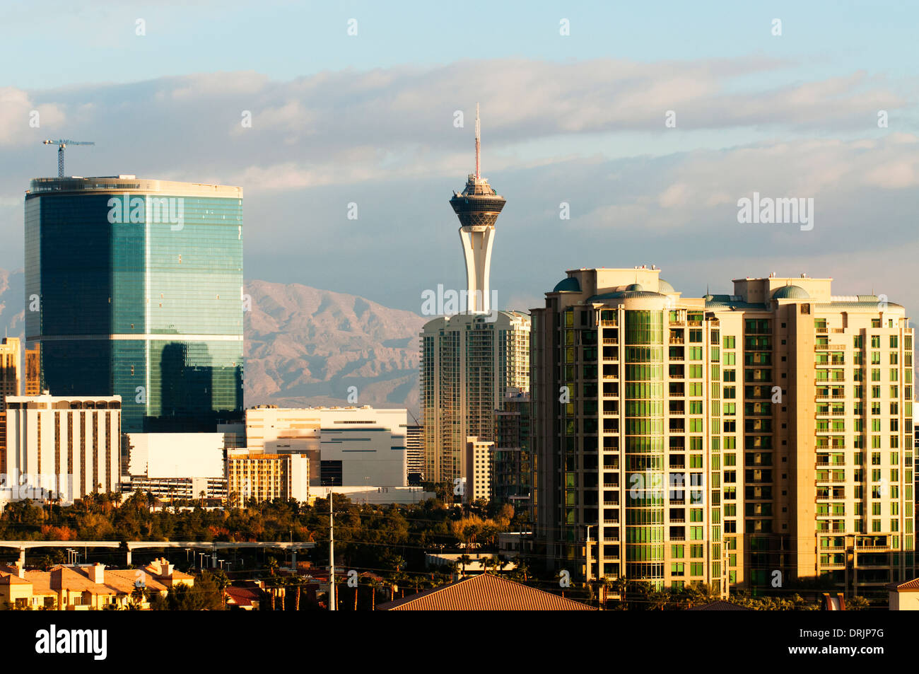 El horizonte de Las Vegas con el hotel Stratosphere en la distancia. Foto de stock