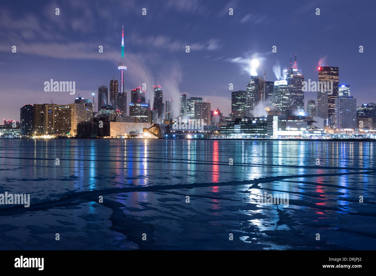 El horizonte de Toronto con vistas a las aguas heladas del lago Ontario durante un frío invierno inusualmente temprana Foto de stock