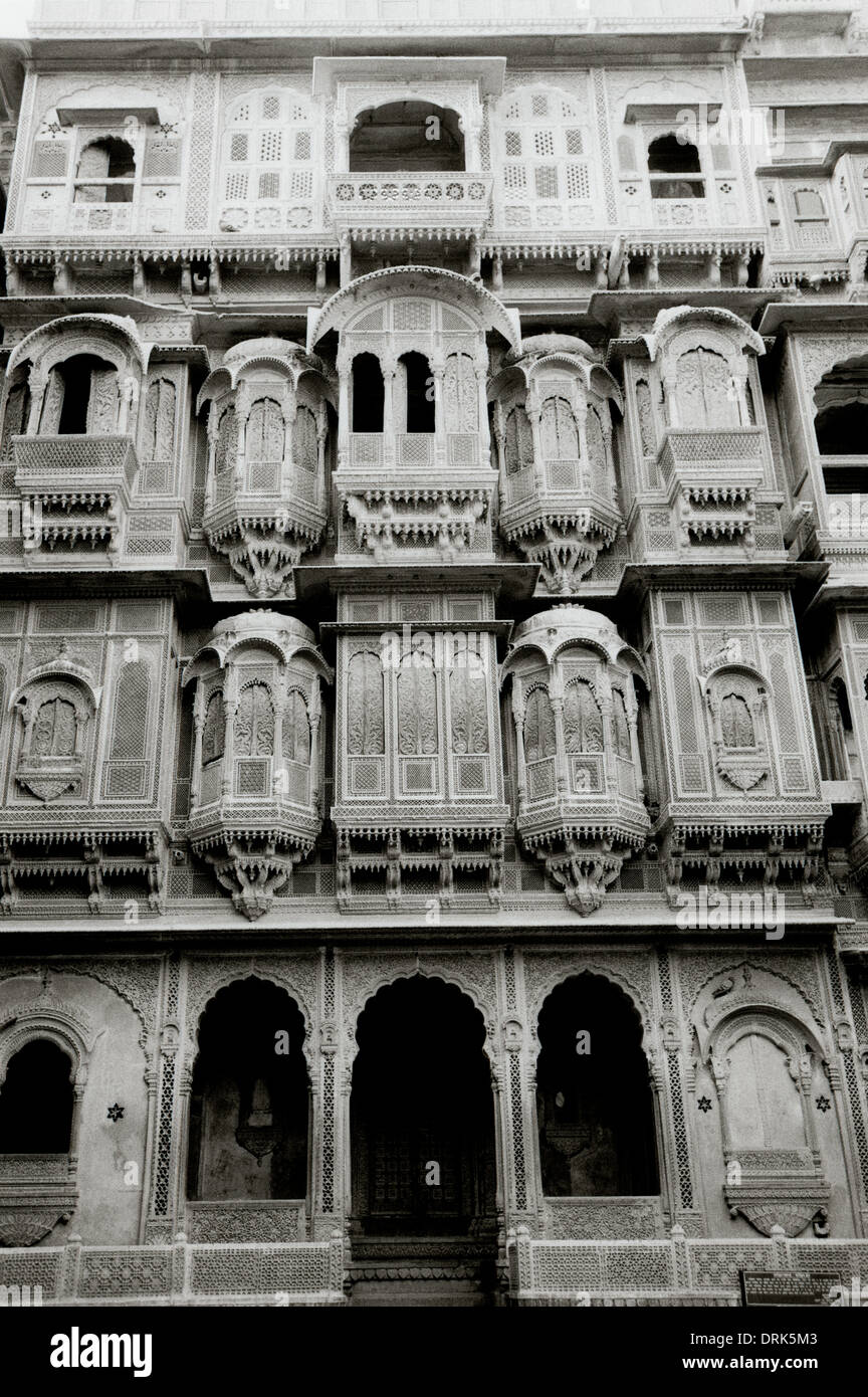 Patwon Ki Haveli en Jaisalmer en Rajastán en la India en el sur de Asia. Edificio de arquitectura vivienda Casa Antigua Historia Viajes Históricos Wanderlust Foto de stock