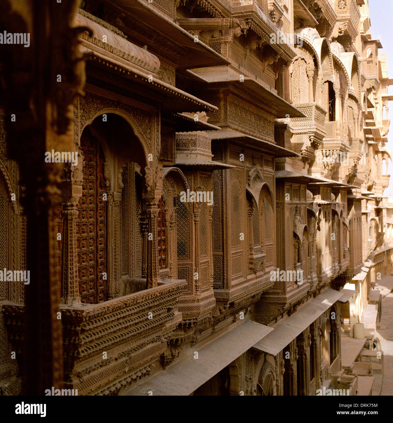 Patwon Ki Haveli en Jaisalmer en Rajastán en la India en el sur de Asia. Edificio de arquitectura vivienda Casa Antigua Historia Viajes Históricos Wanderlust Foto de stock