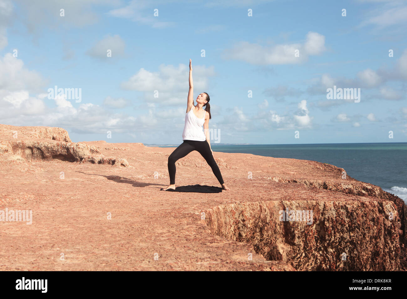 Ejercicio de yoga en un acantilado Foto de stock