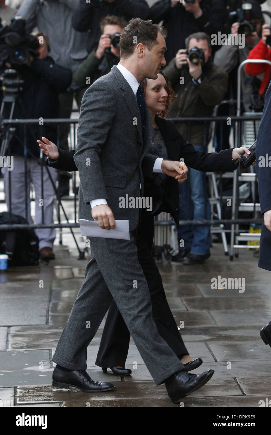 El actor británico Jude Law llega al Tribunal Penal de Old Bailey a dar testimonio en el 'Noticias del Mundo', prueba de hacking en baja Foto de stock