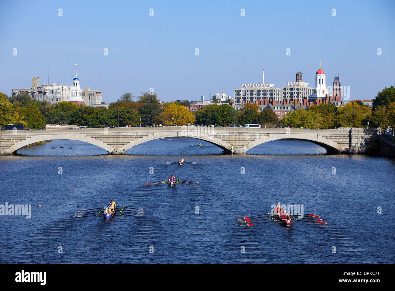 Atletas Sculling surtidas en la cabeza del Charles en el río Charles en Boston Massachusetts Foto de stock