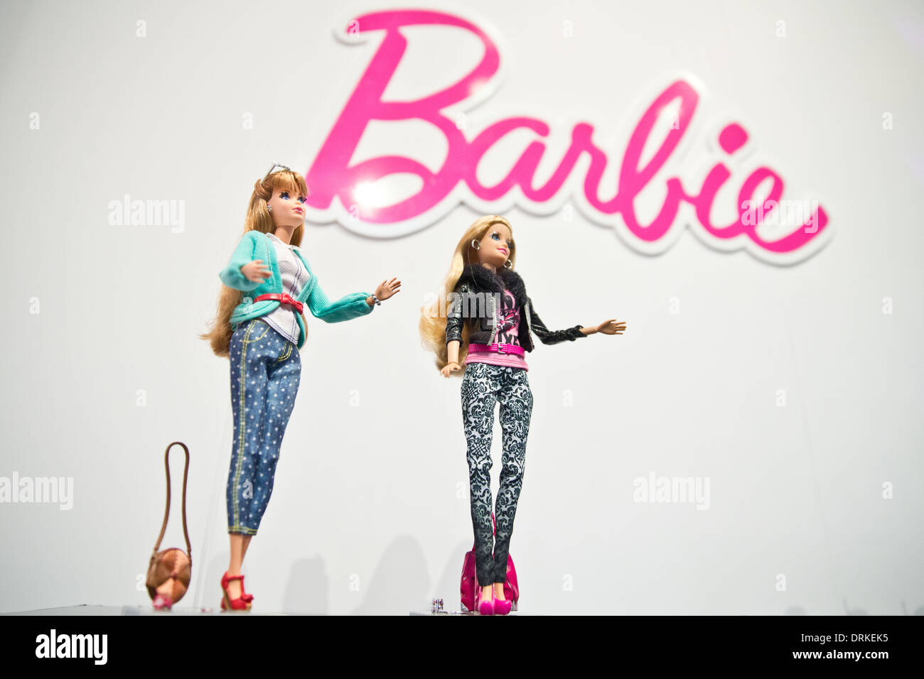 Nuremberg, Alemania. 28 ene, 2014. La nueva Barbie Fashionista Deluxe es retratada durante las novedades que se muestran en la 65ª International Toy Fair en Nuremberg, Alemania, el 28 de enero de 2014. Foto: Daniel Karmann/dpa/Alamy Live News Foto de stock