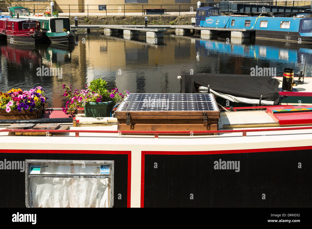 Panel solar en el canal boat Inglaterra Foto de stock
